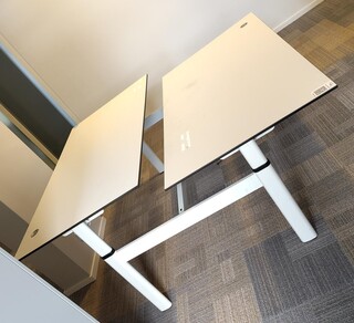 Duo zit-sta bureau met afvalscheidingskast